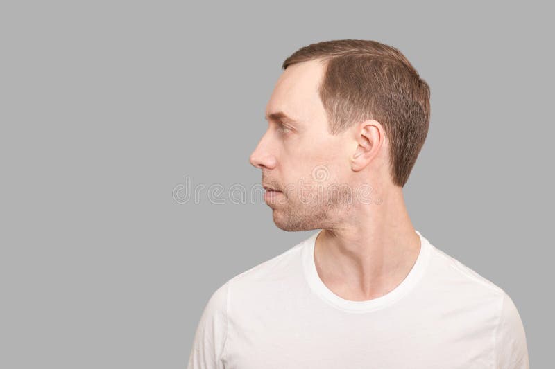 Kaukasisk man. skönhetskosmetologiporträtt. lugn och sansat. skinn arkivfoto
