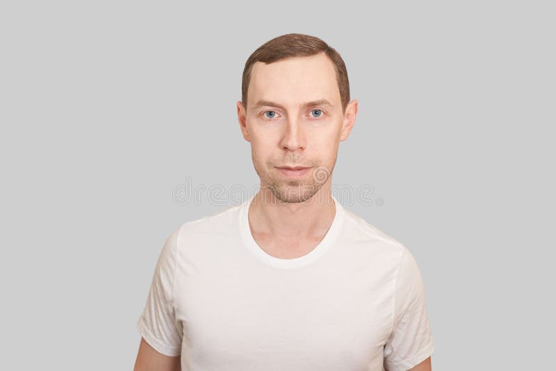 Kaukasisk man. skönhetskosmetologiporträtt. lugn och sansat. skinn royaltyfri fotografi