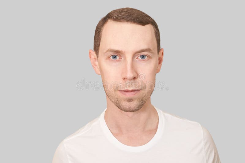 Kaukasisk man. skönhetskosmetologiporträtt. lugn och sansat. skinn arkivbilder