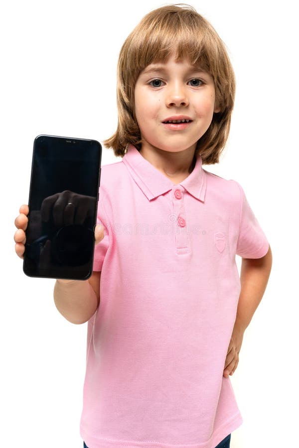 Kaukasisk tonerpojke har en telefon isolerad på vit bakgrund arkivfoto