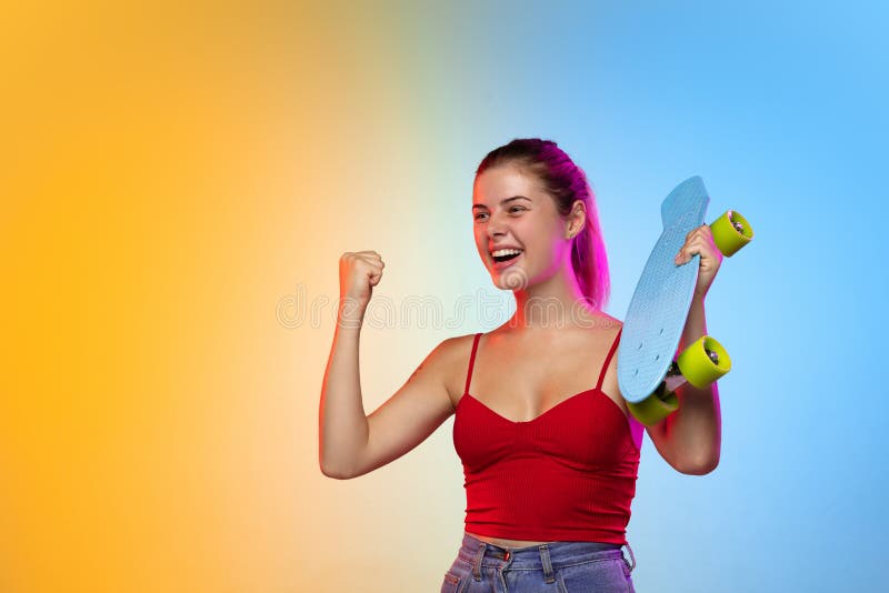 Skatterflicka som vinner jakt. Kaukasiska unga kvinnor porträtt på gradientstudions bakgrund i neon. vacker kvinnlig modell i tillfällig stil. Begreppet "human emotions facial expression Ungdomsförsäljning" och.