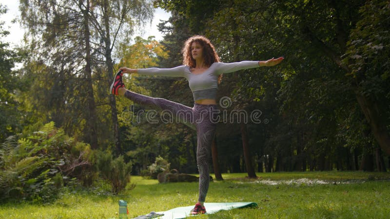 Kaukaska elastyczna kobieta kobieta kobieta kobieta stojąca w parku natura latem na zewnątrz uprawiając jogę rozciągającą elastycz