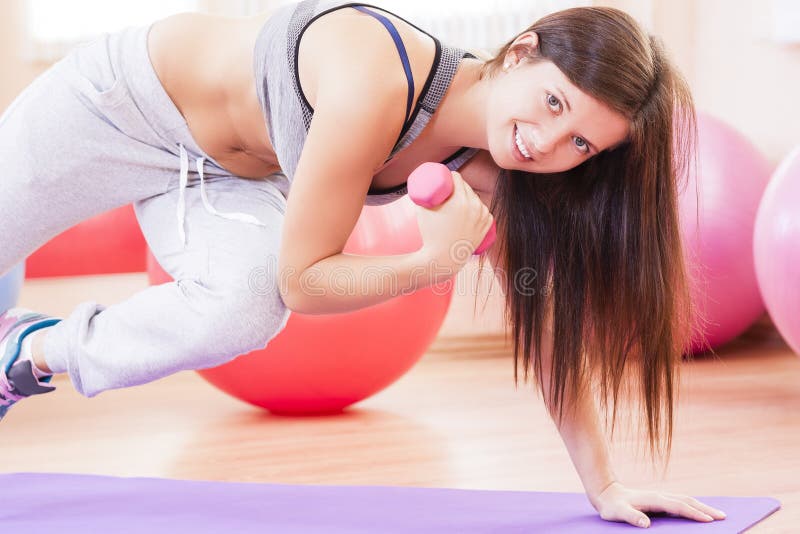 Kaukaska Seksowna Żeńska atleta W Dobrym napadzie Pozuje Z Barbell obrazy stock Kaukaska Seksowna Żeńska atleta W Dobrym napadzie Pozuje Z Barbell obrazy stock