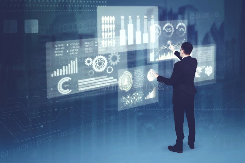 Kaukaski biznesmen pracuje na futurystycznych biznesowych mapach obrazy stock Kaukaski biznesmen pracuje na futurystycznych biznesowych mapach obrazy stock