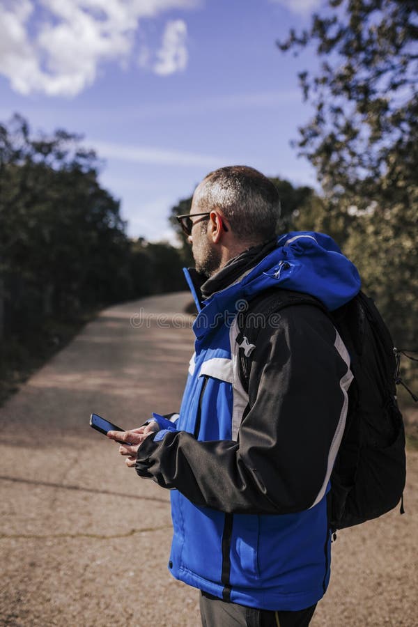 kaukaski mężczyzna używający telefonów komórkowych na zewnątrz słoneczny dzień fotografia stock kaukaski mężczyzna używający telefonów komórkowych na zewnątrz słoneczny dzień fotografia stock