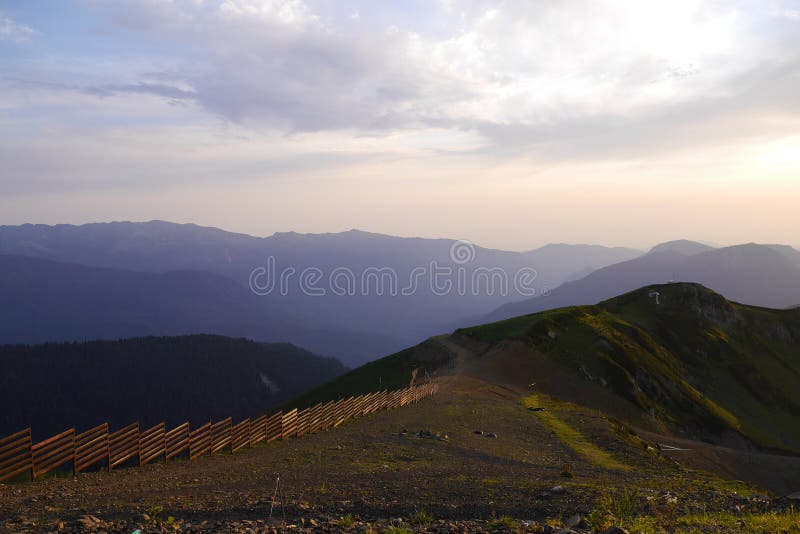 Kaukasus berg i Rosa Khutor på solnedgången, Ryssland arkivfoton Kaukasus berg i Rosa Khutor på solnedgången, Ryssland arkivfoton