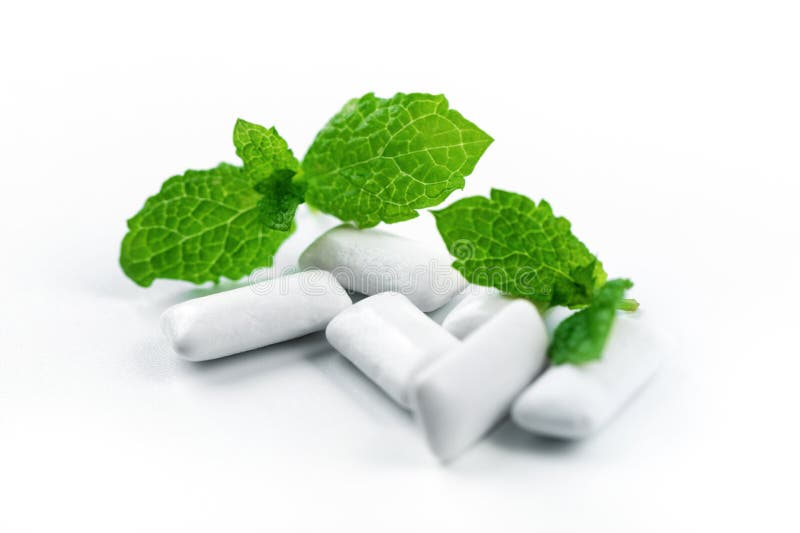 Kauwgom met muntaroma op witte achtergrond stock afbeeldingen Kauwgom met muntaroma op witte achtergrond stock afbeeldingen