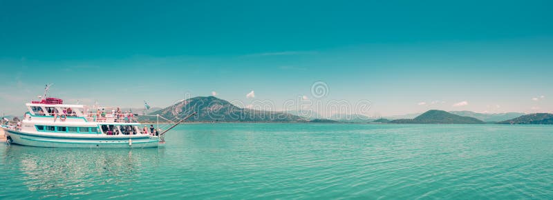 KAVOS, CORFU/GREECE- 22 DE JUNHO DE 2019: Fabricantes britânicos novos do feriado que partying em um do muitos, assim chamado, cr foto de stock royalty free KAVOS, CORFU/GREECE- 22 DE JUNHO DE 2019: Fabricantes britânicos novos do feriado que partying em um do muitos, assim chamado, cr foto de stock royalty free