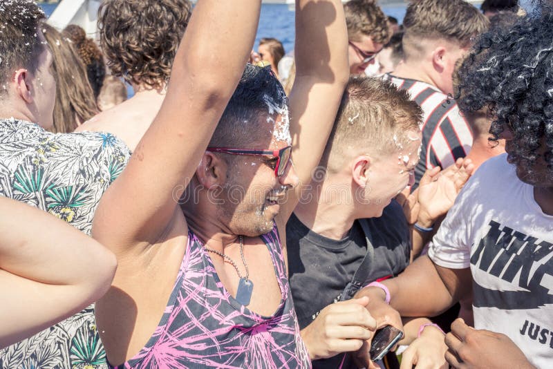 KAVOS, CORFU/GREECE- 22-ОЕ ИЮНЯ 2019: Молодые великобританские создатели праздника partying на одном из много, так называемый, кр стоковое изображение rf KAVOS, CORFU/GREECE- 22-ОЕ ИЮНЯ 2019: Молодые великобританские создатели праздника partying на одном из много, так называемый, кр стоковое изображение rf
