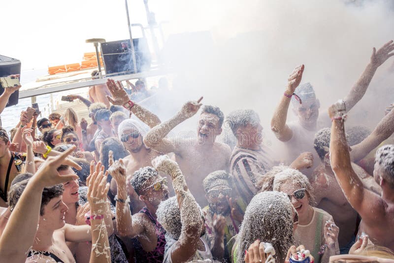 KAVOS, CORFU/GREECE- 22-ОЕ ИЮНЯ 2019: Молодые великобританские создатели праздника partying на одном из много, так называемый, кр стоковые изображения KAVOS, CORFU/GREECE- 22-ОЕ ИЮНЯ 2019: Молодые великобританские создатели праздника partying на одном из много, так называемый, кр стоковые изображения