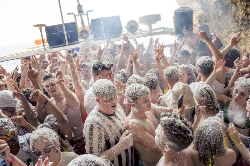 KAVOS, CORFU/GREECE- 22-ОЕ ИЮНЯ 2019: Молодые великобританские создатели праздника partying на одном из много, так называемый, кр стоковые изображения rf KAVOS, CORFU/GREECE- 22-ОЕ ИЮНЯ 2019: Молодые великобританские создатели праздника partying на одном из много, так называемый, кр стоковые изображения rf