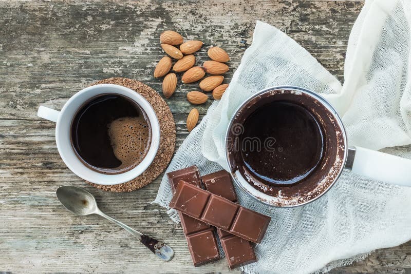 kawa biel odosobniony ustalony Cezve - kawowy garnek z świeżo warzącą kawą, filiżanka, bar czekolada fotografia stock kawa biel odosobniony ustalony Cezve - kawowy garnek z świeżo warzącą kawą, filiżanka, bar czekolada fotografia stock