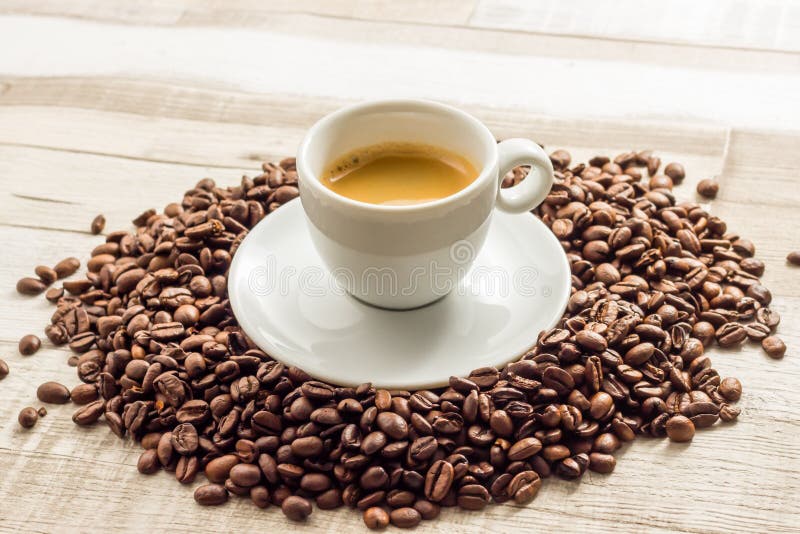 Kawa espresso Coffe z fasolami na drewnianych stołach