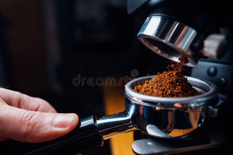 Kawa gruntowa wlewa się do filtra portowego z szlifierką