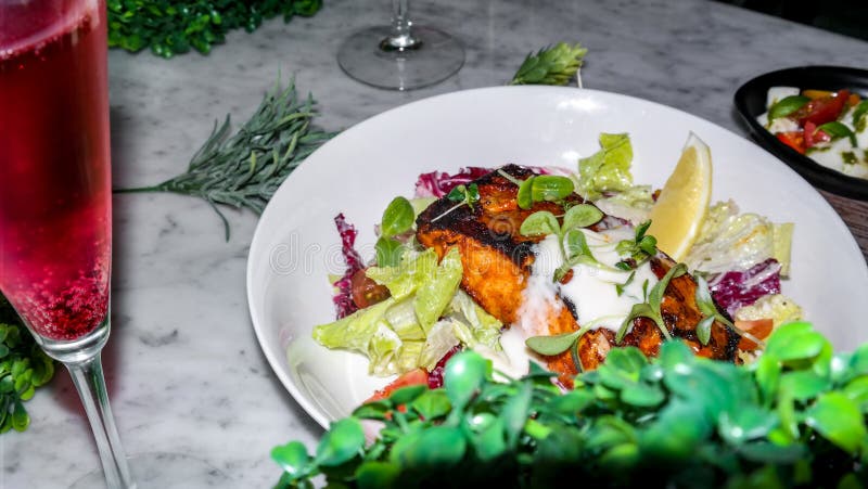 Kawałek piec na grillu łosoś z cytryną, solą i warzywami, - Galanteryjna karmowa dekoracja fotografia stock Kawałek piec na grillu łosoś z cytryną, solą i warzywami, - Galanteryjna karmowa dekoracja fotografia stock