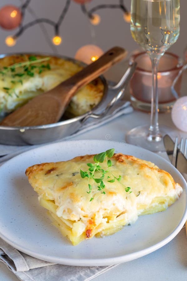 Kawałek tandetne scalloped grule lub kartoflany gratin na talerzu, zdjęcia royalty free Kawałek tandetne scalloped grule lub kartoflany gratin na talerzu, zdjęcia royalty free