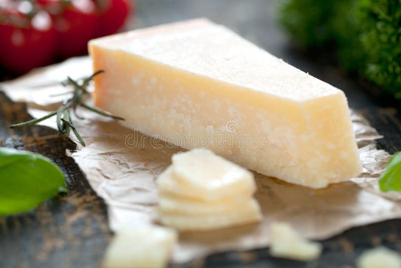 Kawałki parmigiano reggiano lub parmesan ser na drewno desce obraz stock Kawałki parmigiano reggiano lub parmesan ser na drewno desce obraz stock