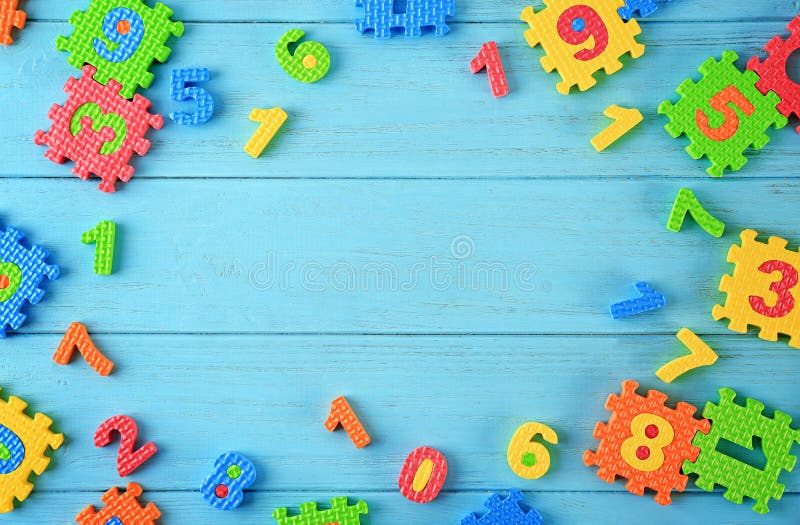 Kawałki rozpraszający na tle matematyki łamigłówka obraz royalty free Kawałki rozpraszający na tle matematyki łamigłówka obraz royalty free