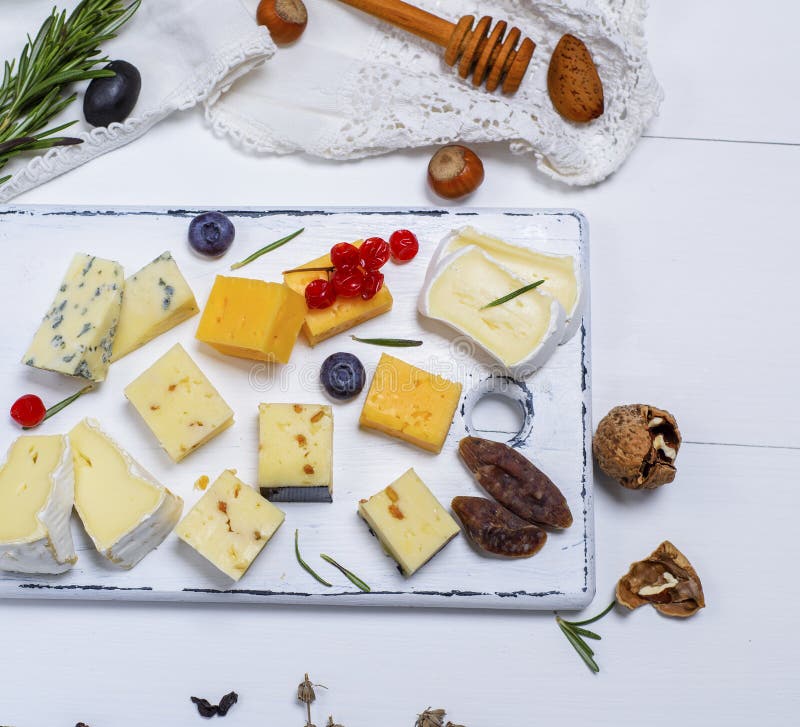 Kawałki ser, roquefort, camembert, cheddar i ser brie, fotografia royalty free Kawałki ser, roquefort, camembert, cheddar i ser brie, fotografia royalty free