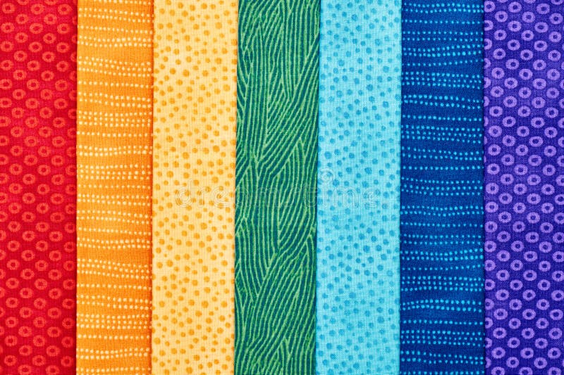 Kawałki stebnowanie tkaniny kłama na górze each inny lubią rainb obraz stock Kawałki stebnowanie tkaniny kłama na górze each inny lubią rainb obraz stock