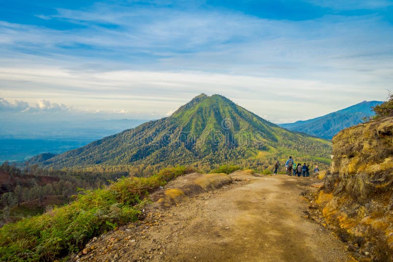 KAWEH IJEN, INDONESIA: Tiro hermoso del paisaje de la mucha altitud con las montañas verdes en la distancia fotografía de archivo KAWEH IJEN, INDONESIA: Tiro hermoso del paisaje de la mucha altitud con las montañas verdes en la distancia fotografía de archivo