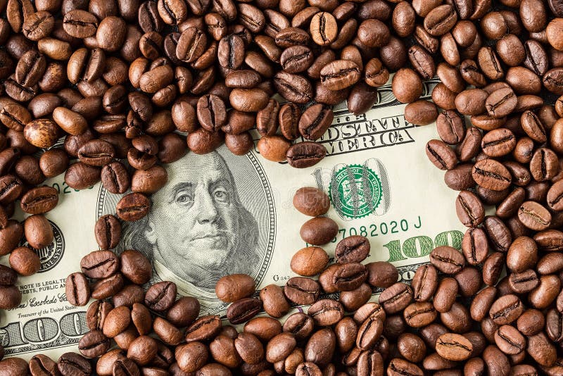 Kawowe fasole i sto dolarowi rachunków zdjęcie stock Kawowe fasole i sto dolarowi rachunków zdjęcie stock