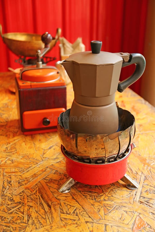 Kawy espresso kawa Warzy w Moka garnku z Drewnianym Retro Kawowym ostrzarzem w tle fotografia royalty free Kawy espresso kawa Warzy w Moka garnku z Drewnianym Retro Kawowym ostrzarzem w tle fotografia royalty free