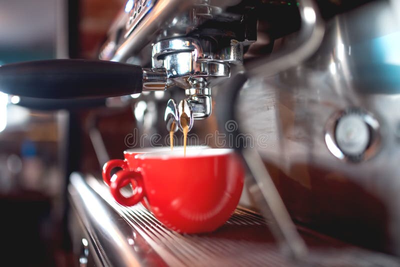 kawy espresso maszyna nalewa kawę w filiżankach przy restauracją lub pubem Barista pojęcie z maszynerią, majstruje, kawa i narzęd