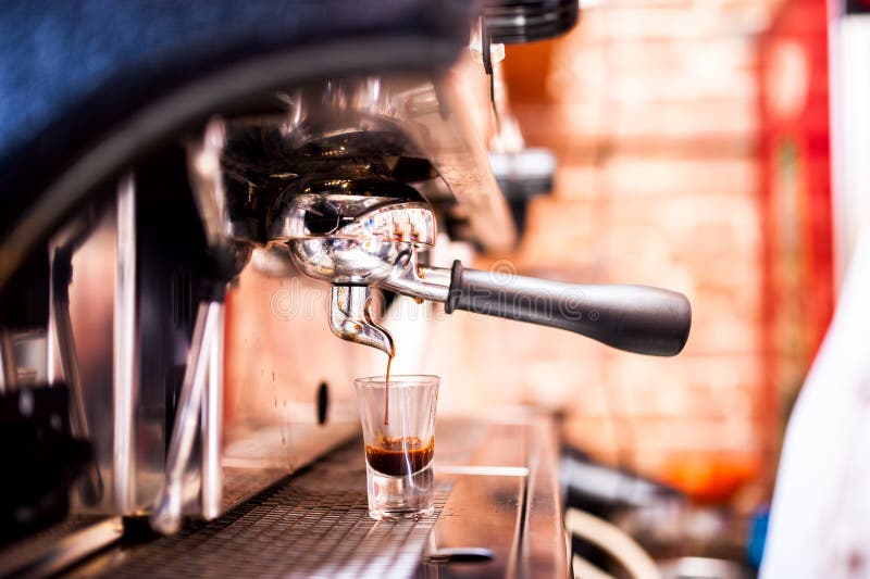Kawy espresso maszyna robi kawie