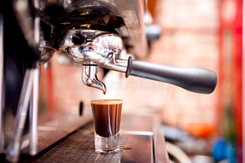 Kawy espresso maszyna robi specjalnej silnej kawie obraz stock Kawy espresso maszyna robi specjalnej silnej kawie obraz stock