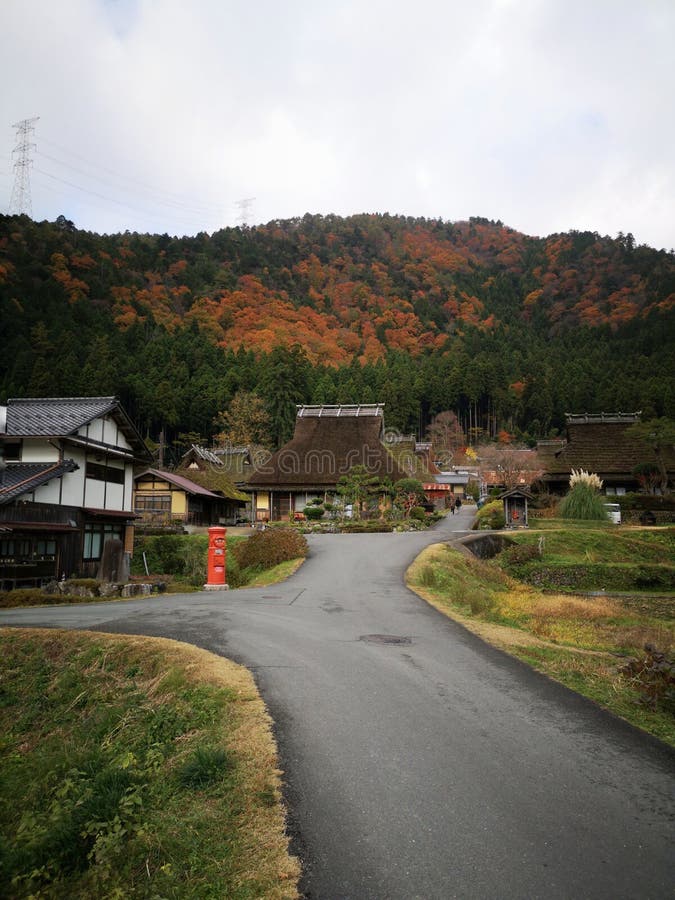 Kayabuki нет miyama Японии 27-ое ноября 2019 сато nantan. Традиционная соломенная крыша в японских домах. стоковые изображения