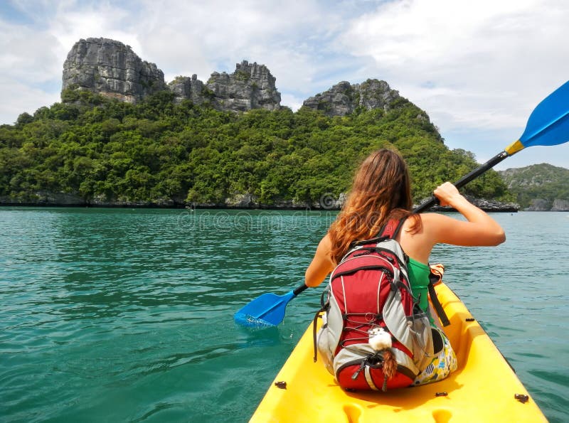 Kayak della giovane donna in Ang Thong National Marine Park, Tailandia fotografie stock libere da diritti Kayak della giovane donna in Ang Thong National Marine Park, Tailandia fotografie stock libere da diritti