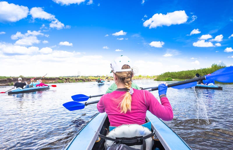 Kayak fahren auf schöner Natur am sonnigen Tag des Sommers Sportleute, die Spaß ein Fluss haben lizenzfreies stockbild Kayak fahren auf schöner Natur am sonnigen Tag des Sommers Sportleute, die Spaß ein Fluss haben lizenzfreies stockbild