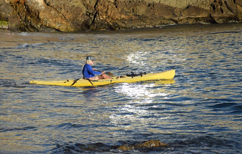 Kayak fuori dal Laguna Beach, California immagini stock libere da diritti Kayak fuori dal Laguna Beach, California immagini stock libere da diritti