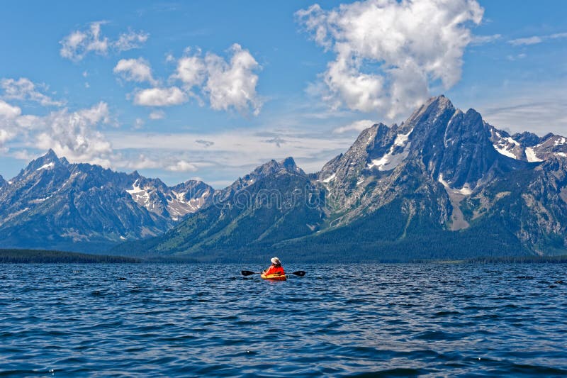 Kayak su Jackson Lake immagini stock libere da diritti Kayak su Jackson Lake immagini stock libere da diritti
