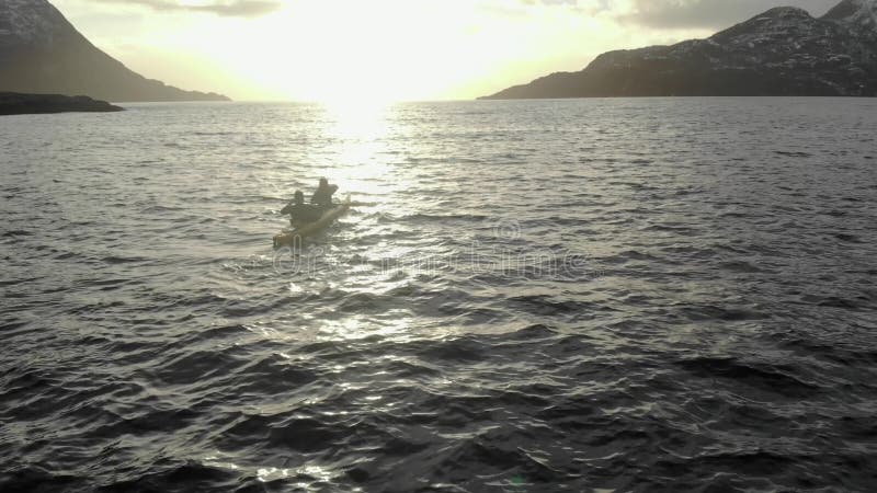 Kayaker auf Fjordbrummenschuß in 4k schaufelt. Norwegen, das in der Vogelperspektive Kayak wird.