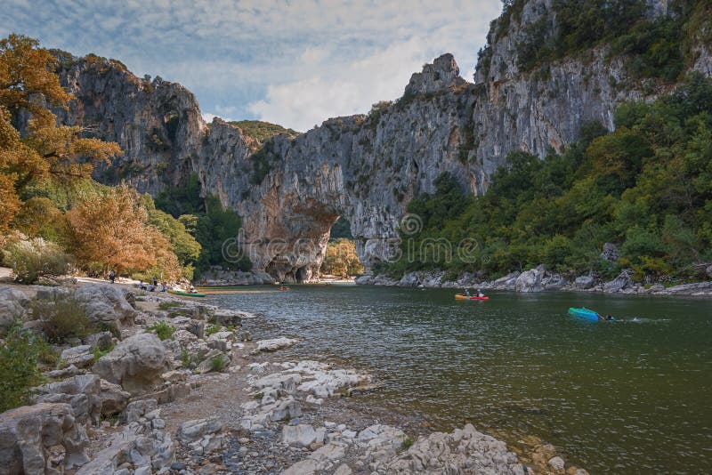 Kayakers Sur La Rivière Ardeche Dans Les Frances Image éditorial