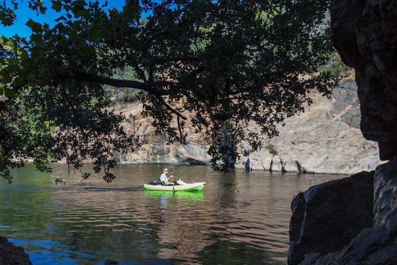 Kayaking au lac inks photos stock Kayaking au lac inks photos stock