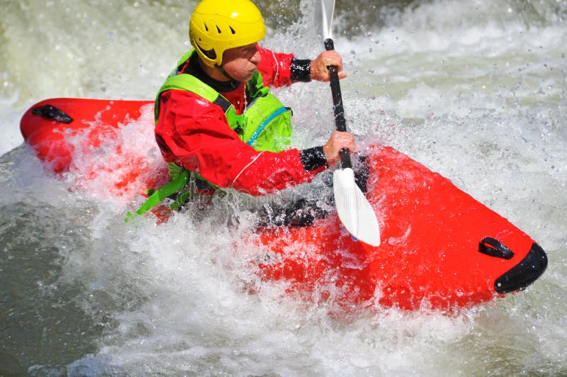 Kayaking como o esporte do extremo e do divertimento foto de stock royalty free Kayaking como o esporte do extremo e do divertimento foto de stock royalty free