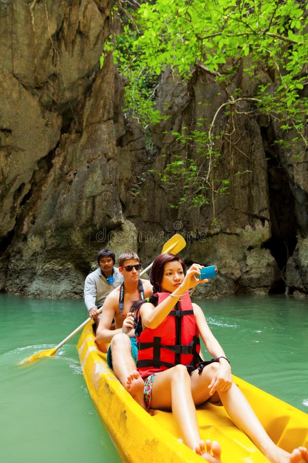 Kayaking en Pang Nga Bay, Tailandia imagenes de archivo