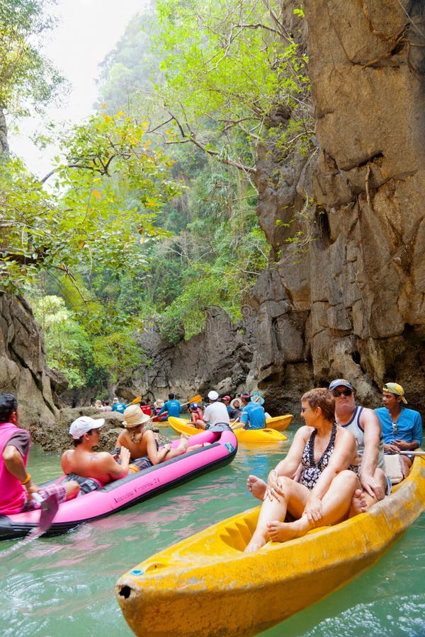 Kayaking en Pang Nga Bay, Tailandia fotos de archivo
