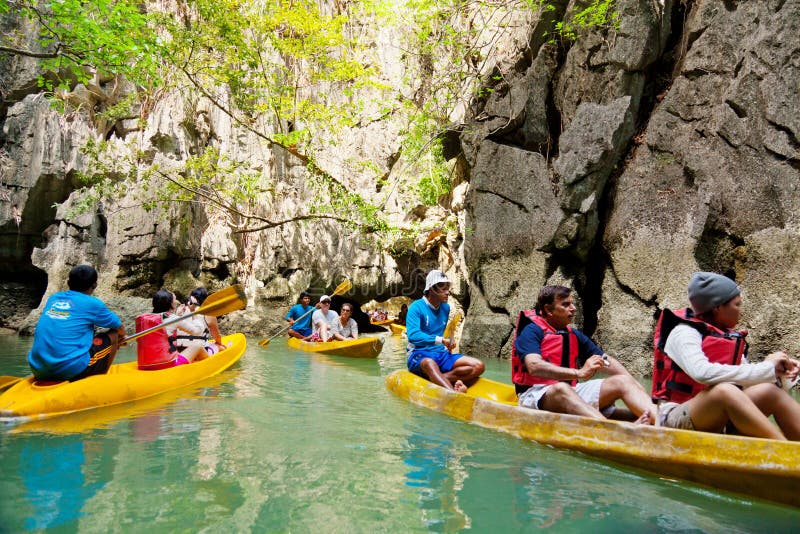 Kayaking en Pang Nga Bay, Tailandia imagen de archivo