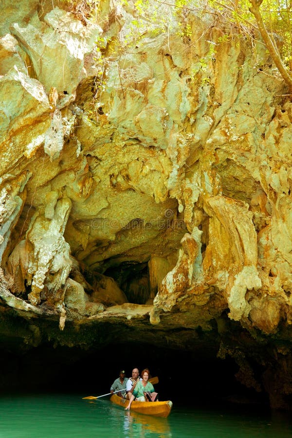 Kayaking en Pang Nga Bay, Tailandia fotografía de archivo