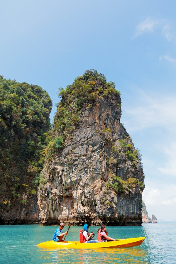 Kayaking en Pang Nga Bay, Tailandia fotos de archivo libres de regalías