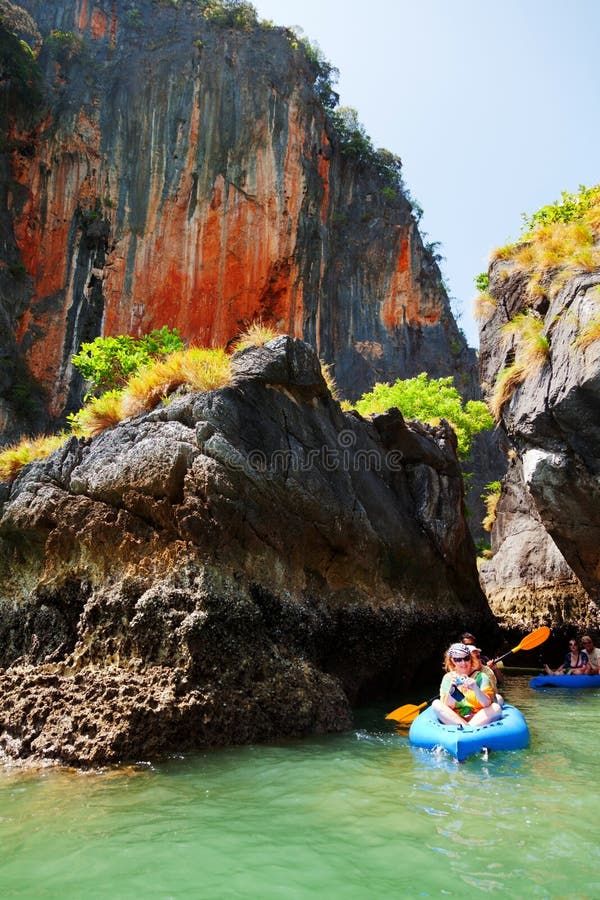 Kayaking en Pang Nga Bay, Tailandia imagen de archivo libre de regalías