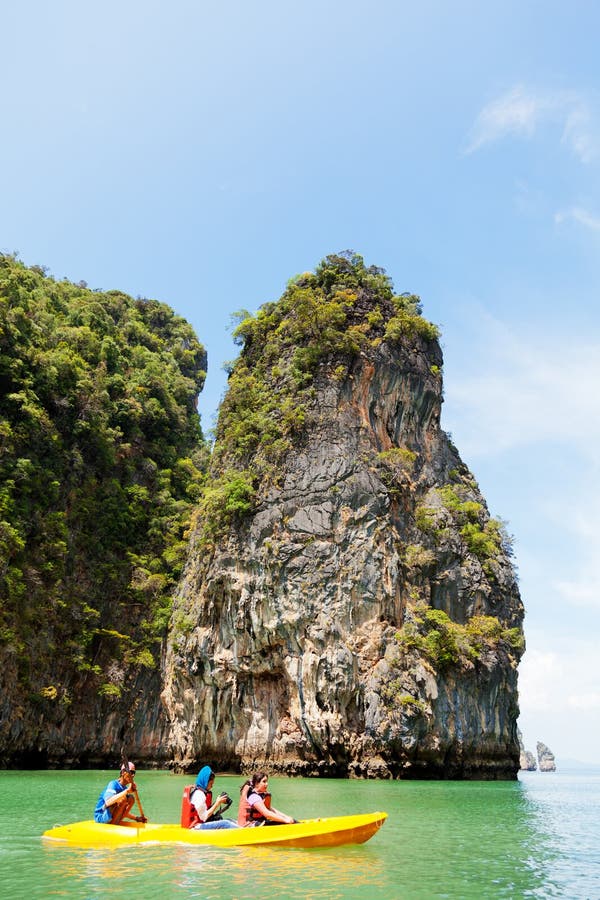 Kayaking en Pang Nga Bay, Tailandia imagen de archivo
