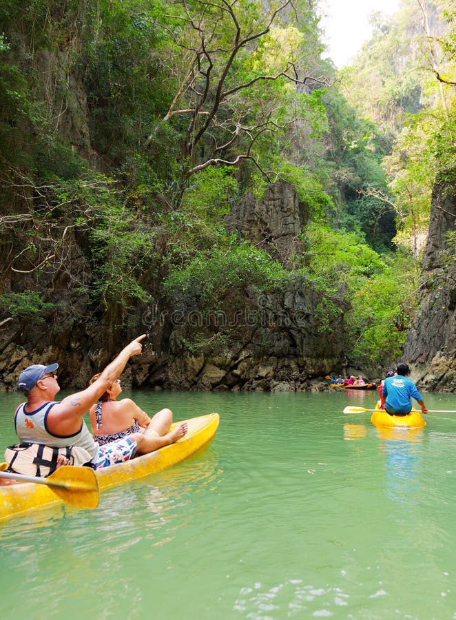 Kayaking en Pang Nga Bay, Tailandia foto de archivo