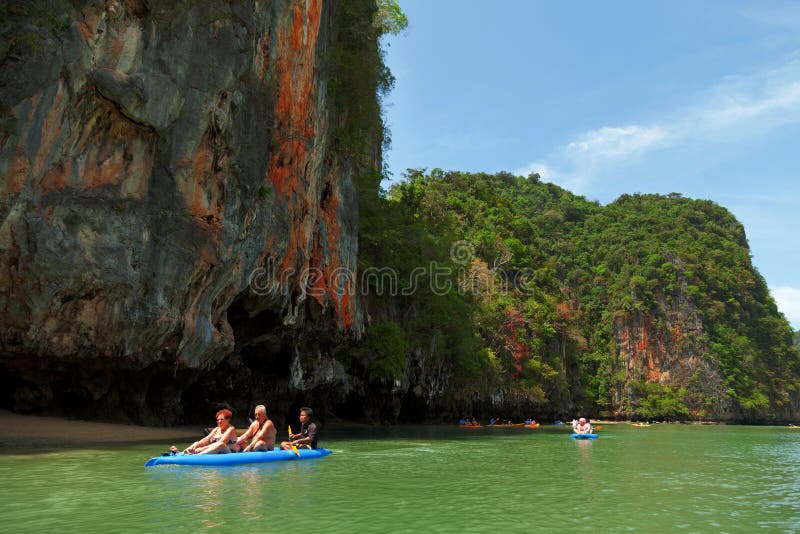 Kayaking en Pang Nga Bay, Tailandia foto de archivo