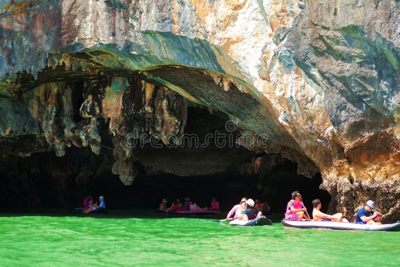 Kayaking en Pang Nga Bay, Tailandia fotos de archivo libres de regalías