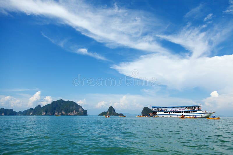 Kayaking en Pang Nga Bay, Tailandia fotografía de archivo libre de regalías